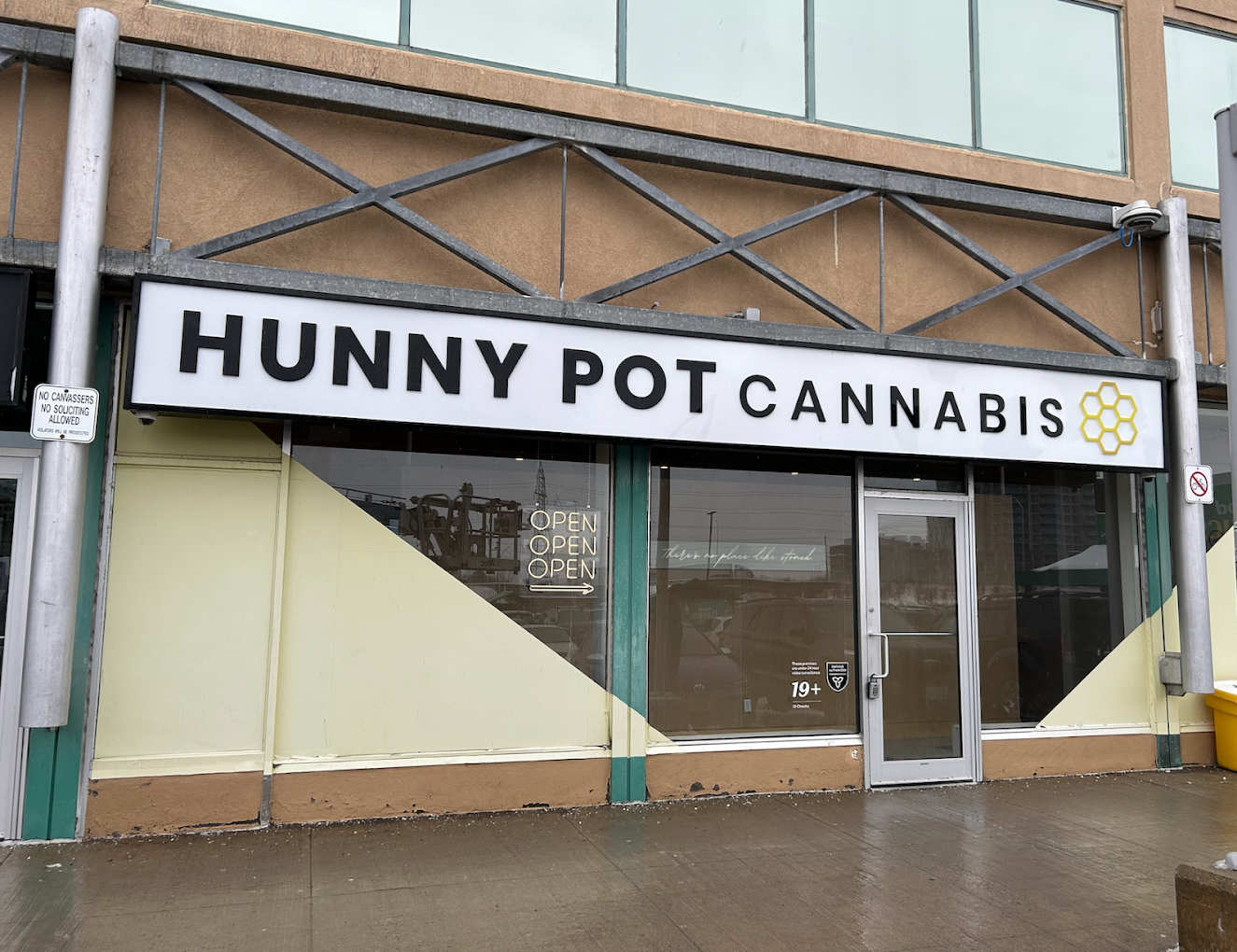 The Hunny Pot Cannabis Co store front