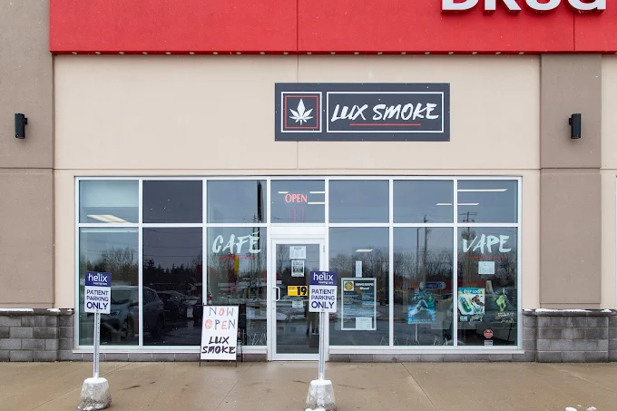 Lux Smoke Vape/Cafe store front