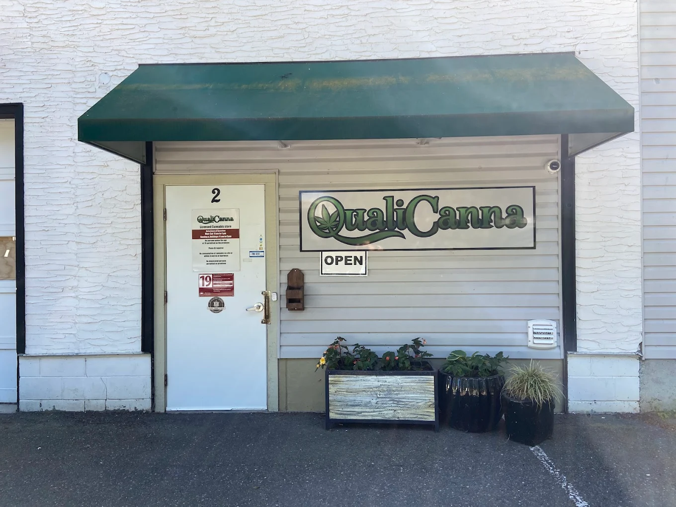 QualiCanna store front