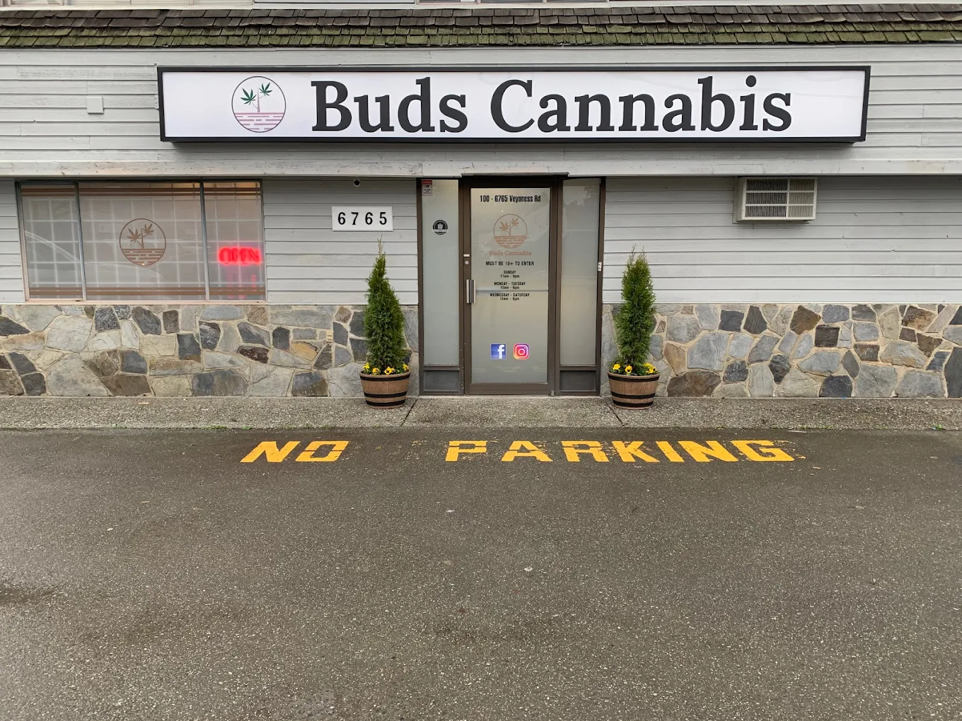 Buds Cannabis store front