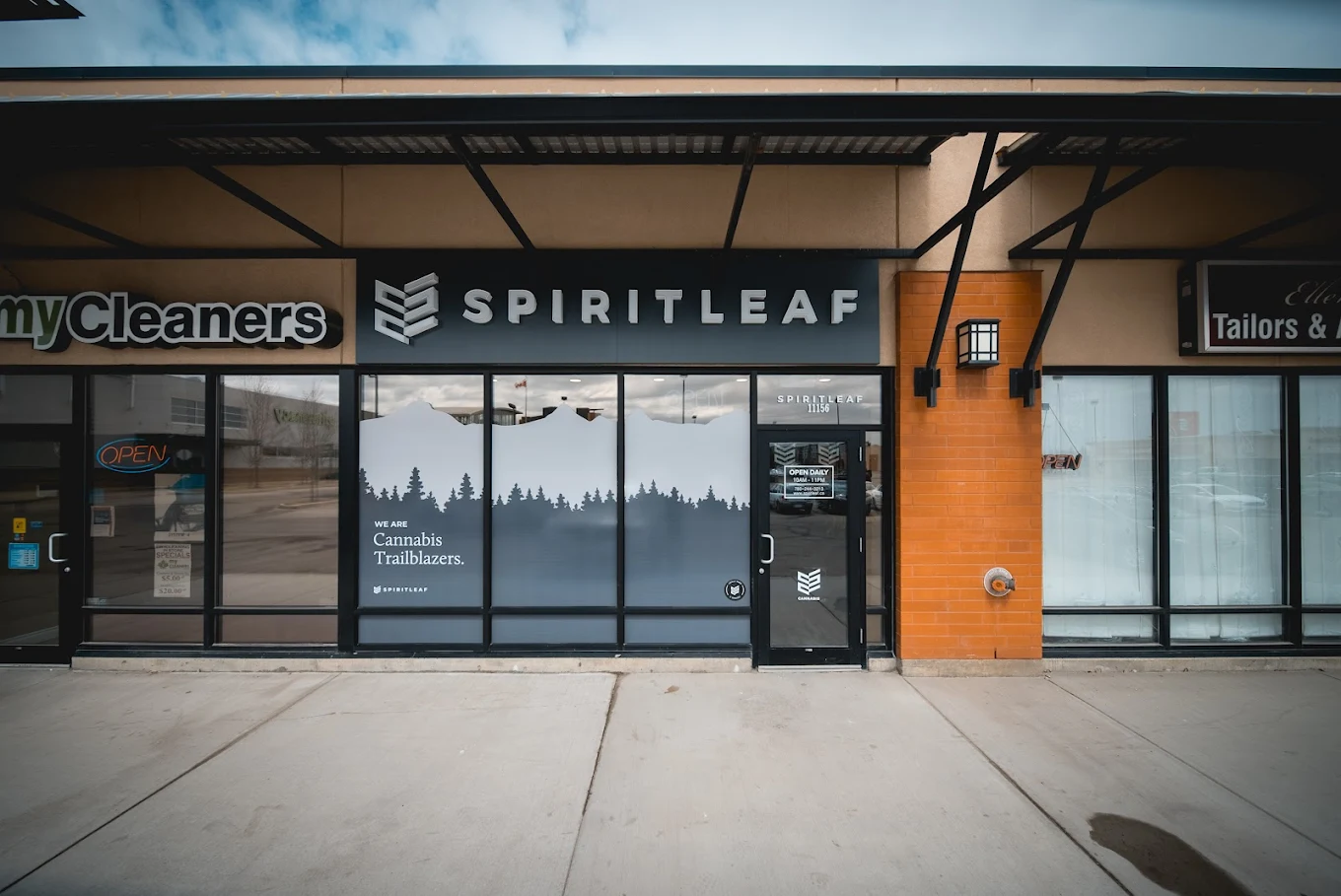 Spiritleaf (Macewan) store front