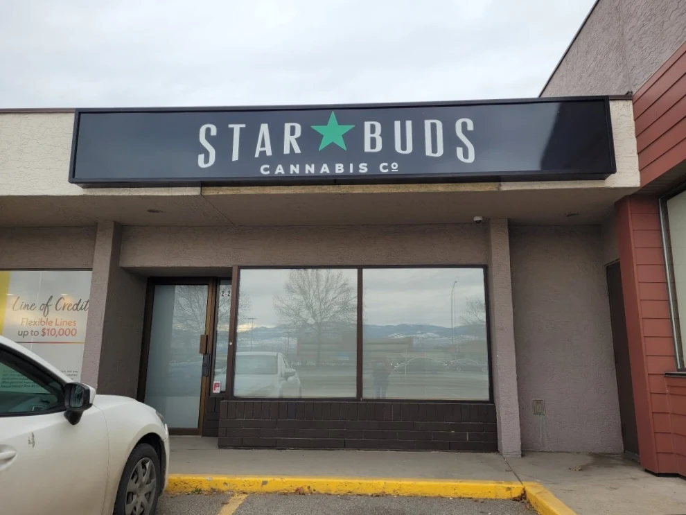 Star Buds Cannabis Co - Kelowna store front
