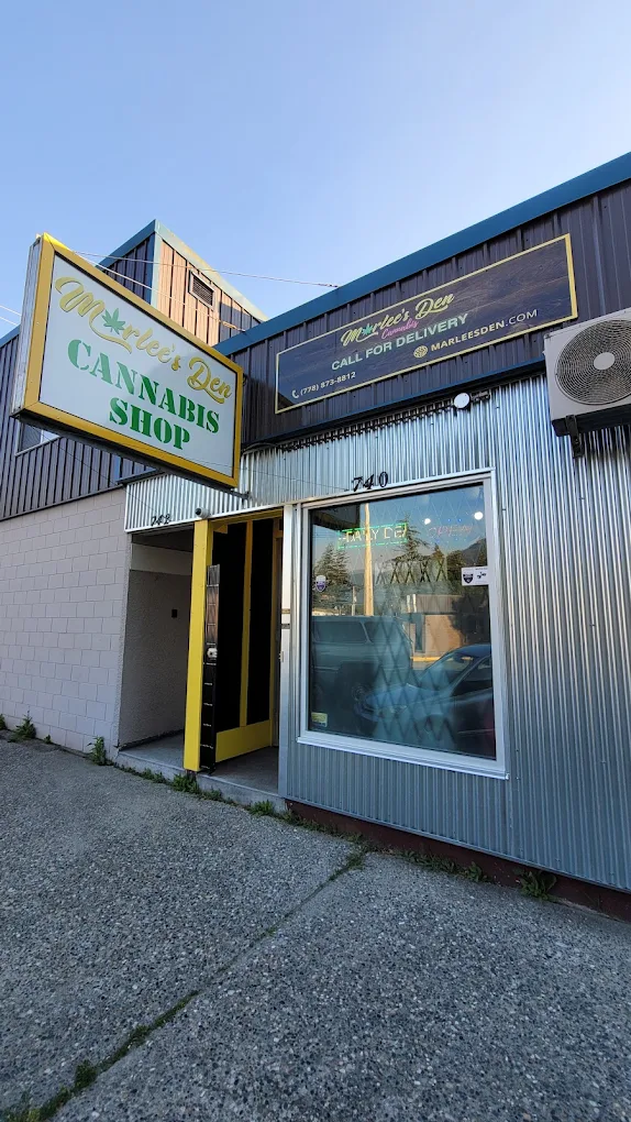 Marlee’s Den - Marlee's Den store front