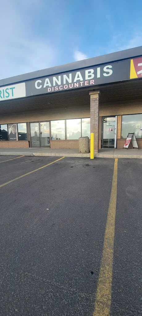 Cannabis Discounter - Edmonton store front
