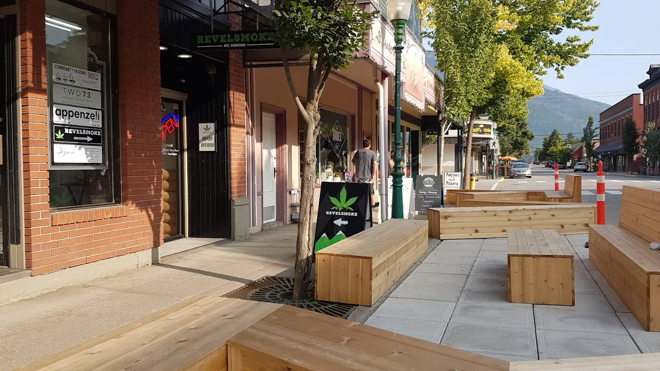 Revelsmoke store front