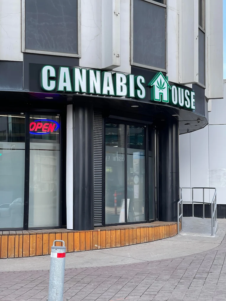 Cannabis House 109 - Jasper store front