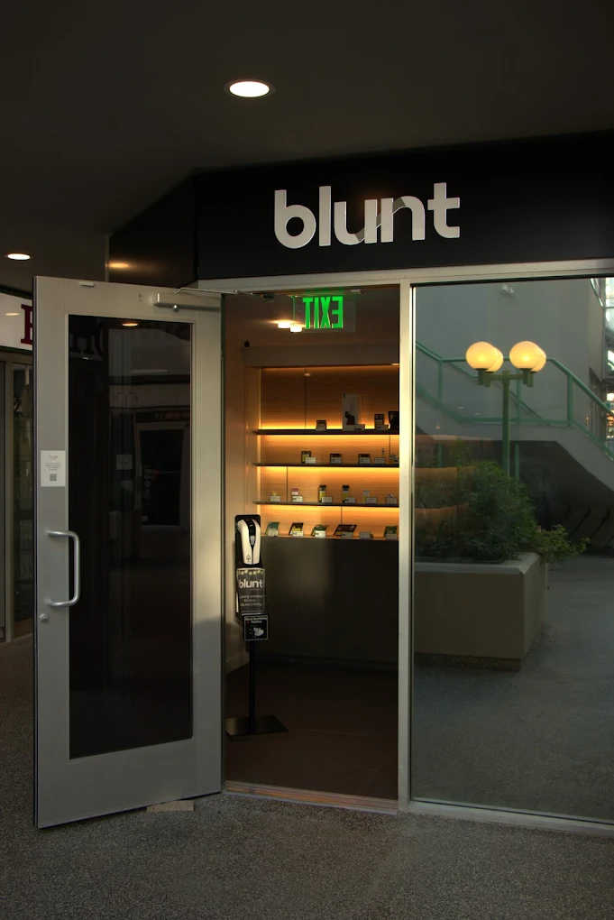Blunt Cannabis Store store front