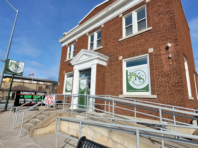 Kawartha Smoke store front