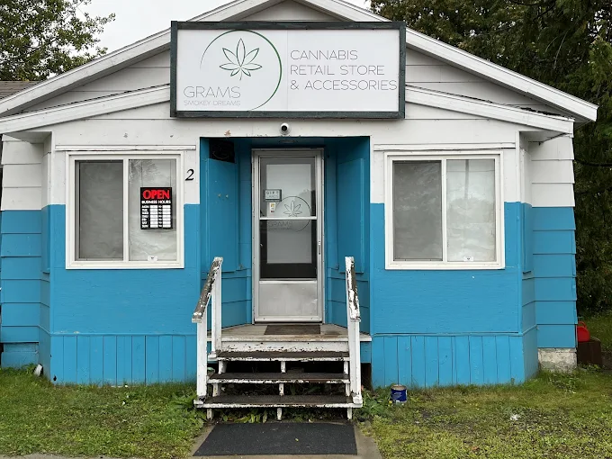 gram's smokey dreams store front