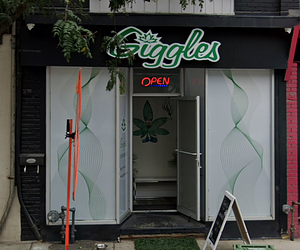 Giggles Cannabis - Toronto store front